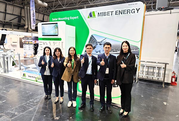 邁貝特英國(guó)展員合照