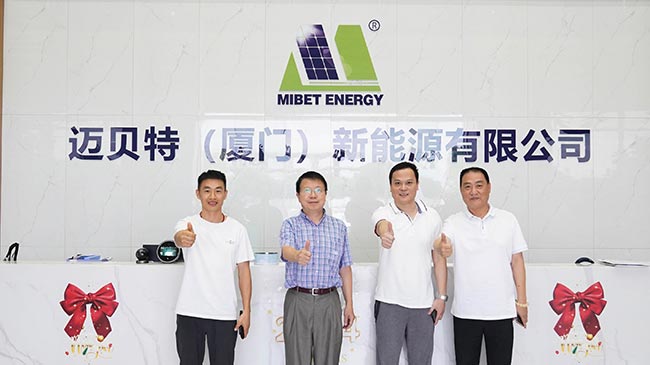 邁貝特領(lǐng)導(dǎo)與會(huì)長(zhǎng)、秘書(shū)長(zhǎng)合影